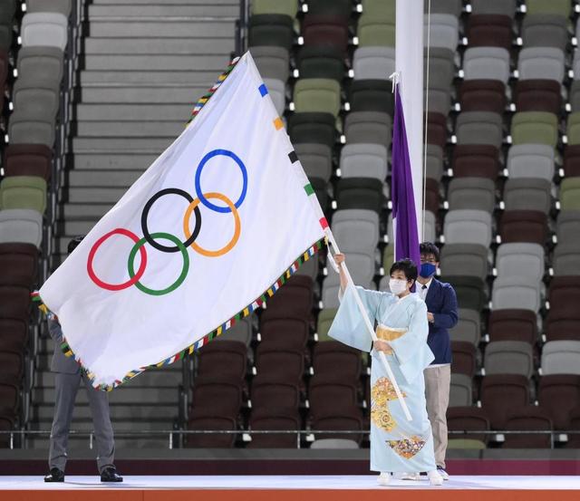 小池百合子知事　格調高い装いでオリンピック旗を手渡す