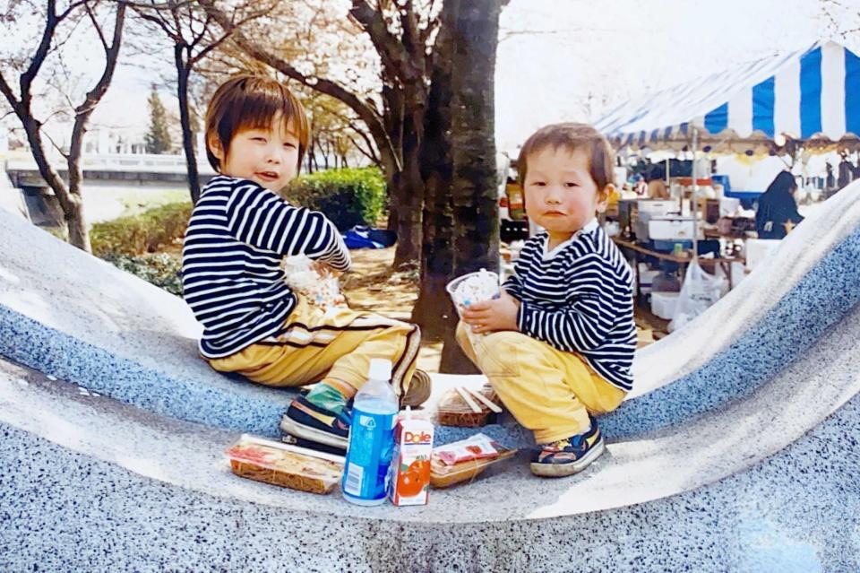 　幼少期の乙黒圭祐（左）と拓斗（家族提供）