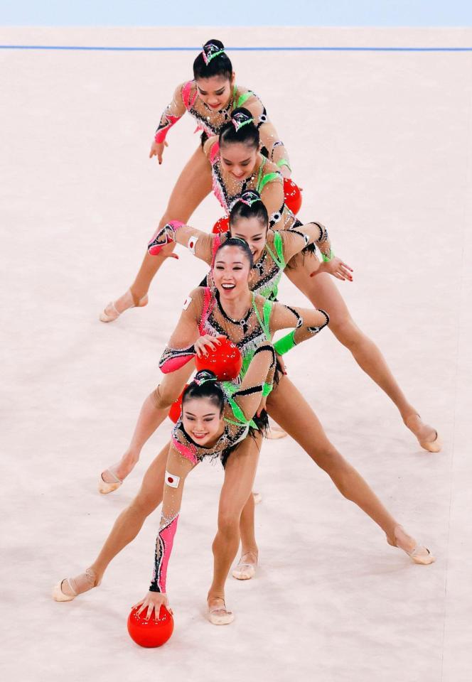 新体操フェアリージャパンは8位 フープが2度場外へ それでも演技やり抜く 東京五輪 デイリースポーツ Online 新体操フェアリージャパンは8位 フープが2度場外へ それでも演技やり抜く 東京五輪 デイリースポーツ Online