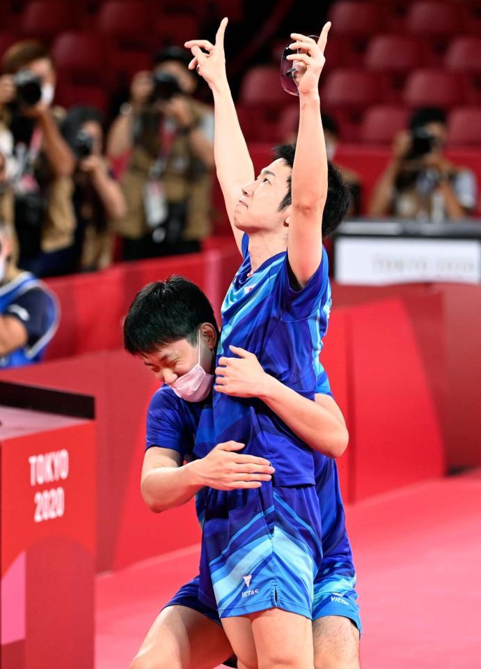 銅メダル獲得を決めて喜ぶ水谷隼（右）に抱きつく張本智和
