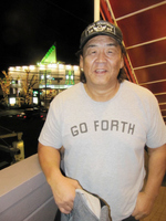 寒風吹く師走の街、半袖Ｔシャツ姿で元気いっぱいの長州力＝都内