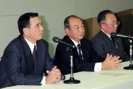 １９９３年シーズン終了報告の後、会見する阪神・中村勝広監督、三好一彦球団社長、沢田邦昭球団代表（左から）