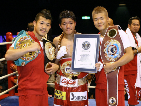 　亀田３兄弟の（左から）興毅、大毅、和毅