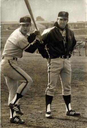 ７５年の巨人多摩川キャンプで王選手（左）のティー打撃を見つめる長嶋監督。個人情報についての２人の考え方は違っていた。