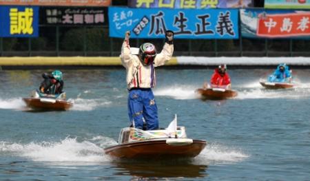 ２年ぶり２度目の賞金王に輝き、ボートの上で喜ぶ池田浩二（２０１３年１２月２３日、住江）