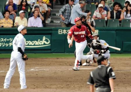 ０９年６月２１日、阪神・能見から本塁打を放つ楽天時代の中谷氏甲子園