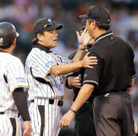 打球を巡って審判に抗議する阪神・和田監督＝２０１３年９月８日、甲子園