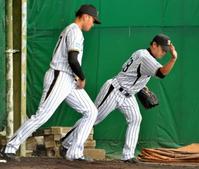 ブルペンで秋山（左）を指導する福原