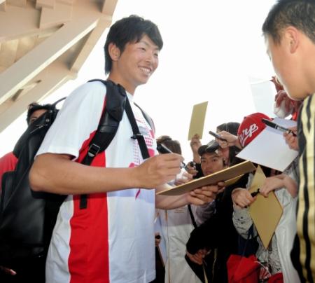 　ファンのサインに笑顔で応じる広島ドラフト１位の大瀬良大地
