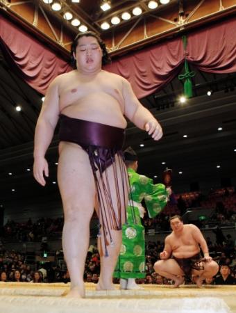 白鵬（右）に敗れ土俵を降りる遠藤（３月１１日、撮影・立川洋一郎）