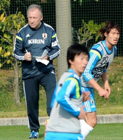 試合中、メモを取りながら目を光らせるザッケローニ監督