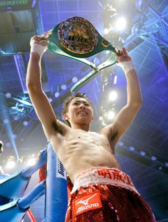 　圧倒的な強さでＷＢＣ世界ライトフライ級新王者に輝いた井上尚弥＝４月６日、大田区総合体育館