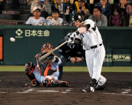 ６回に阪神・マートンは右越え３ランを放つ＝甲子園（１１日、撮影・棚橋慶太）