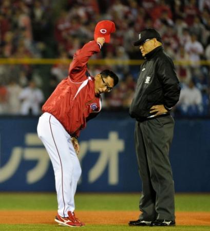 一塁走者が二塁封殺になった判定に帽子をたたきつけて抗議する野村監督（４月２２日、神宮）