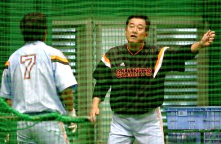 長野（左）に打撃指導する原監督（５月３０日・甲子園）