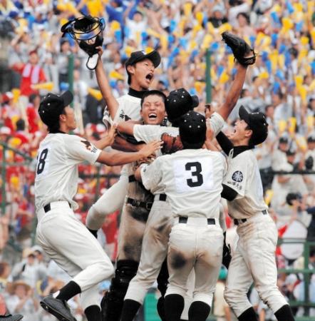 北海道に悲願の初優勝をもたらし、歓喜のガッツポーズをする駒大苫小牧ナイン＝２００４年８月２２日
