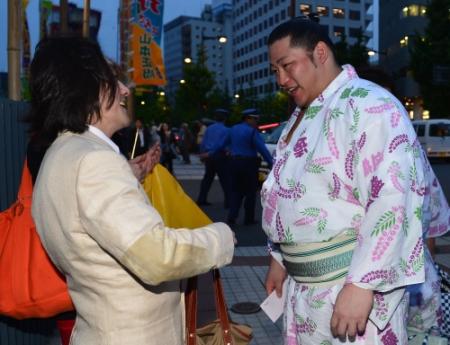 夏場所中、ファンの祝福に笑顔で応える遠藤＝５月１４日、両国国技館（撮影・村中拓久）