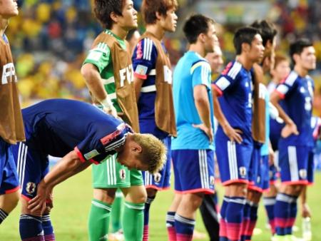 Ｗ杯でコロンビアに大敗し、スタンドに向かって深々と頭を下げる本田（左）ら日本代表