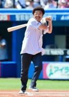 プロ野球の始球式で豪快に空振りする具志堅用高氏＝６月１４日、ＱＶＣマリン（撮影・村中拓久）