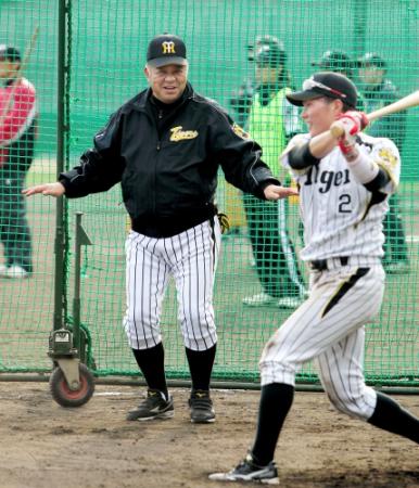 選手目線での指導が信頼を得る阪神・掛布ＤＣ。右は北條＝２月春季キャンプ