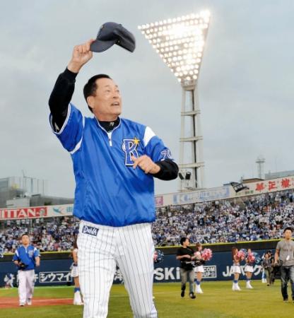 ファンとの触れあいを大事にする中畑監督＝９月２７日、巨人戦勝利後