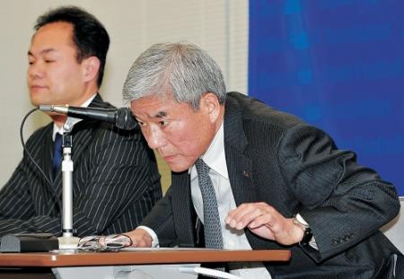 アギーレ監督の解任を発表する日本サッカー協会の大仁会長。左は三好法務委員長＝２月３日（撮影・吉澤敬太）