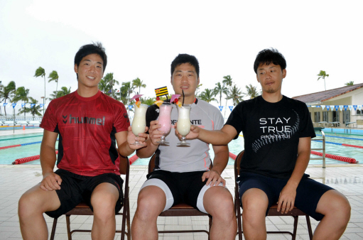 　グアム自主トレで練習の合間にくつろぐ（左から）岩本、呉昇桓、金田