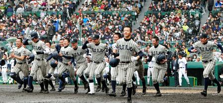 　静岡にサヨナラ勝ちで２年ぶりのベスト４進出を決め、アルプススタンドへ向かって笑顔で駆け出す敦賀気比ナイン＝甲子園