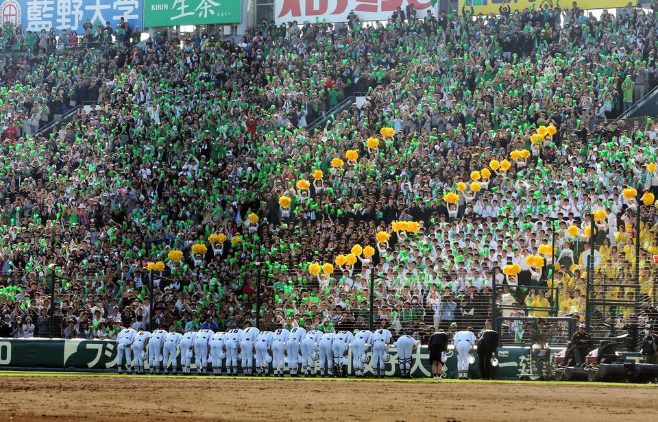 アルプススタンドの大応援団にあいさつする松山東ナイン（３月２８日、甲子園）