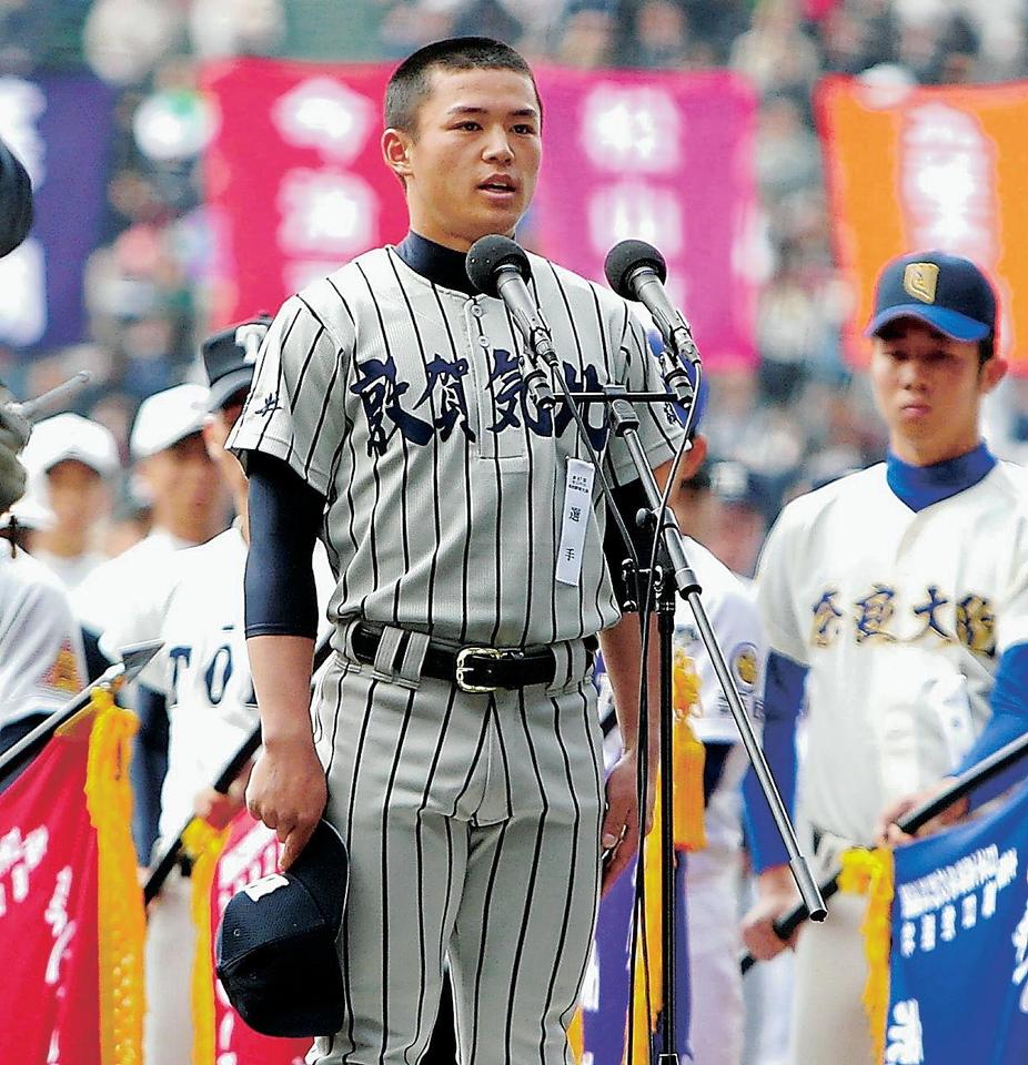 選抜高校野球大会が開幕。選手宣誓をする敦賀気比・篠原涼主将（２１日、甲子園）