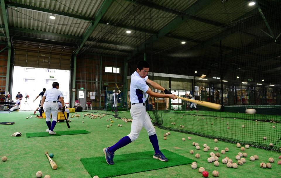 　バッティングセンターの一部を借りて練習する東京成徳大学深谷高ナイン（撮影・三好信也）