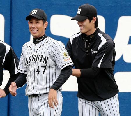 試合前に阪神・藤浪晋太郎にいじられる阪神・山本翔也＝横浜（撮影・棚橋慶太）