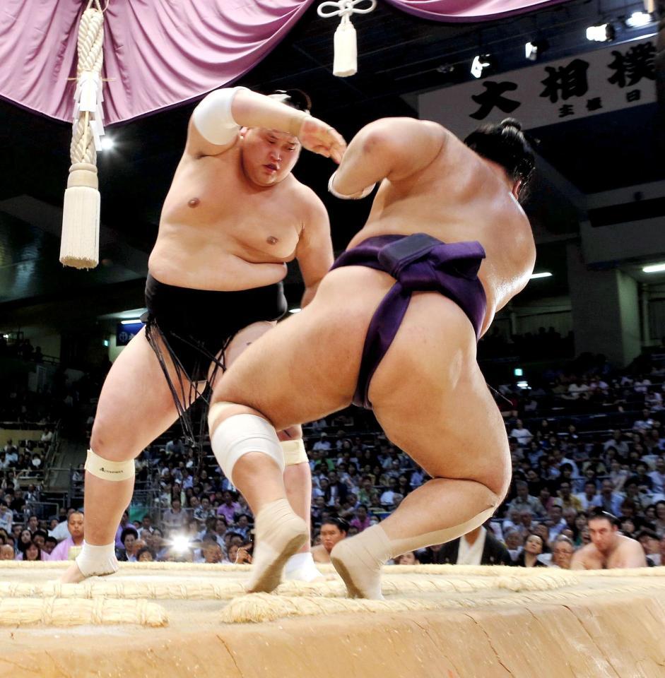 大相撲名古屋場所５日目に栃煌山（右）をすくい投げで下した照ノ富士