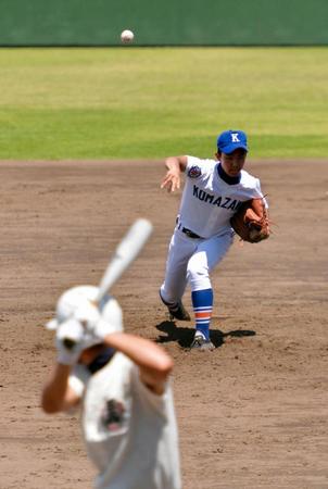 日大三相手にスローボールで勝負する駒大高・庄司有輝＝７月１９日、八王子市民球場（撮影・西岡正）