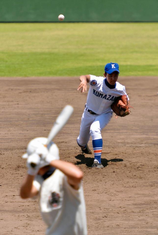 日大三相手にスローボールで勝負する駒大高・庄司有輝＝７月１９日、八王子市民球場（撮影・西岡正）