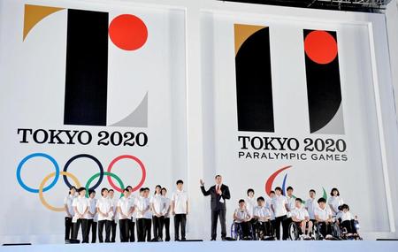　発表された２０２０年東京オリンピックと同パラリンピックのエンブレムの印象を語る室伏広治（中央）