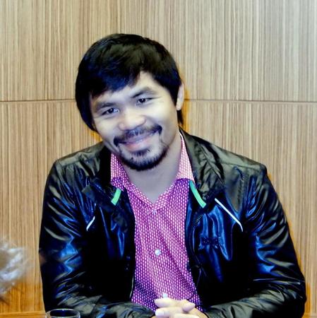 笑顔で会見に応じるパッキャオ