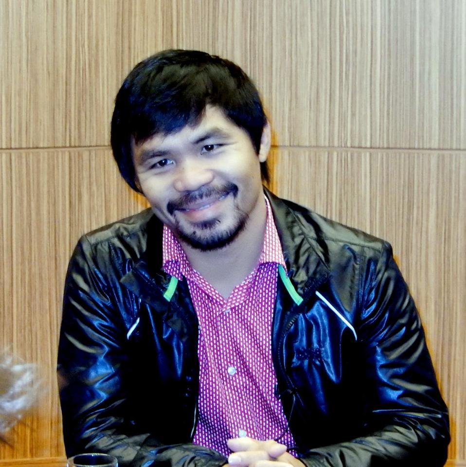 笑顔で会見に応じるパッキャオ