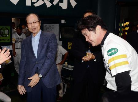 工藤監督に祝福される王貞治球団会長（撮影・開出牧）