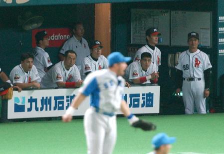 優勝が決まり、跳び上がって喜ぶ西武ナインを呆然と見つめるダイエー・王監督（右端）と城島、松中、井口ら主力選手＝２００４年１０月１１日