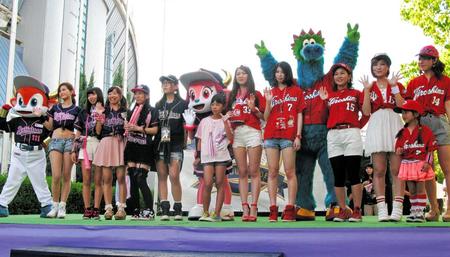 　今年５月にファッション対決を行ったカープ女子とオリ姫
