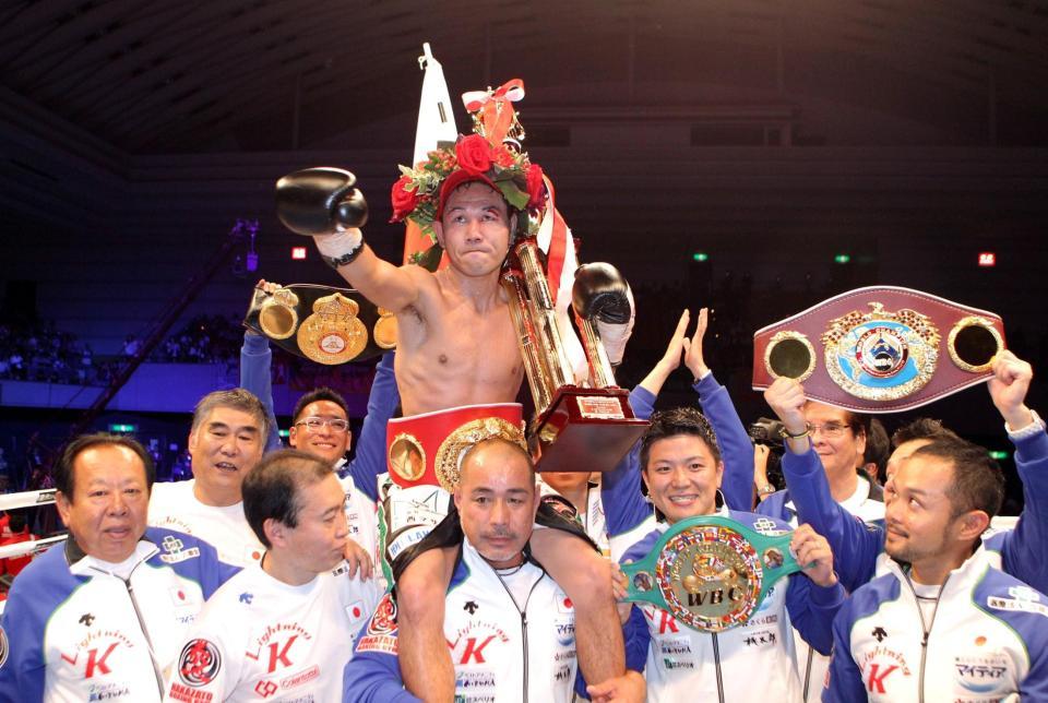 　防衛に成功した高山勝成はファンの声援に応える（９月２７日）