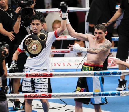 大差判定勝ちの王者井岡一翔（左）と挑戦者のソーサ（９月２７日、撮影・持木克友）