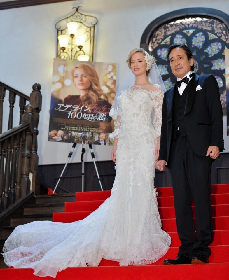 ローレン・マイコラス（左）の“花婿”として、ノリノリで通訳を務めたルー大柴＝都内（撮影・田村亮介）