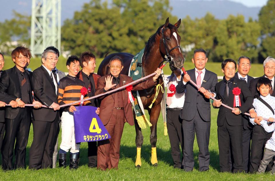 菊花賞を制したキタサンブラックと笑顔で写真に収まる北島三郎氏（中央）＝京都競馬場（１０月２５日）