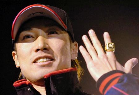 ２００６年ＷＢＣ優勝後にチャンピオンリングを笑顔で披露した渡辺俊