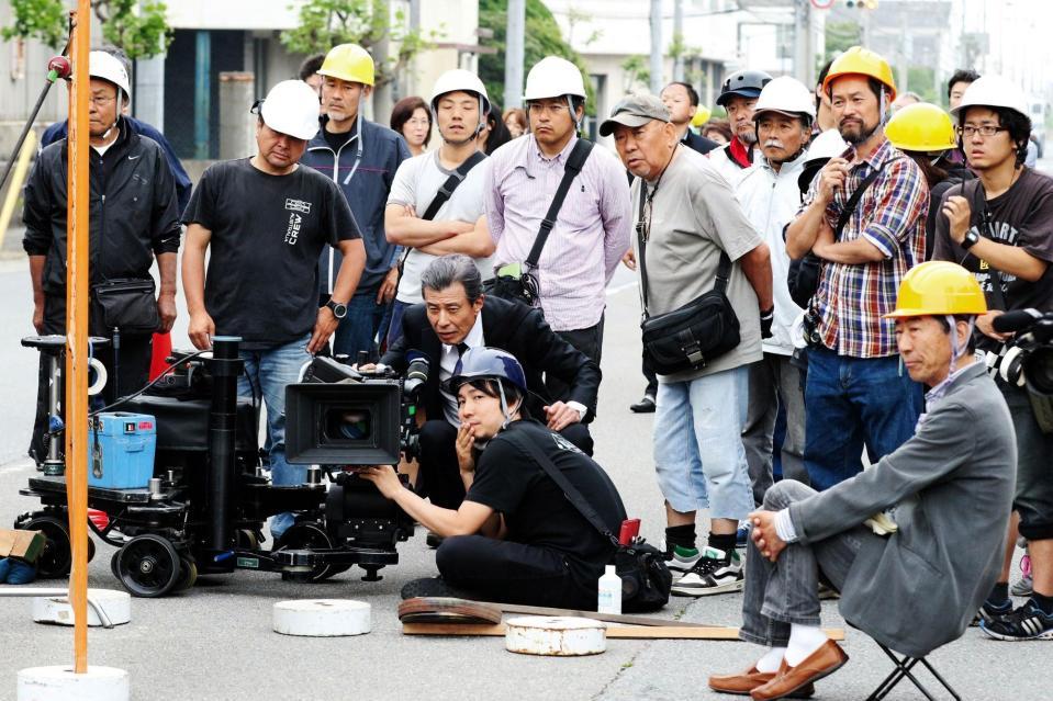 カメラをのぞく舘ひろしの右横にはキャップをかぶった仙元誠三カメラマン。黄色ヘルメットの村川透監督（手前右）と名コンビ復活だ