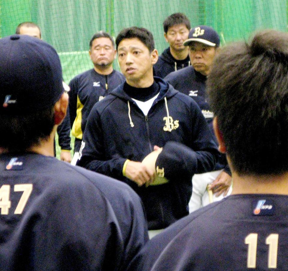 　円陣でナインに訓示する田口２軍監督（中央）