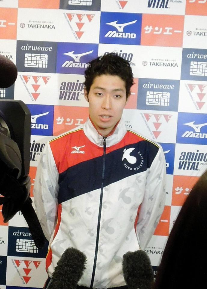 東京スイミングセンター招待記録会の男子２００メートル背泳ぎを制した際の萩野公介