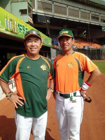 　台湾プロ野球・統一ライオンズの一色優コンディショニングコーチ（右）と立石充男コーチ（当時）